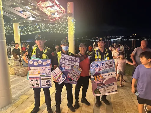 新北夏夜煙火吸萬人觀賞 蘆洲警把握左岸人潮宣導反詐