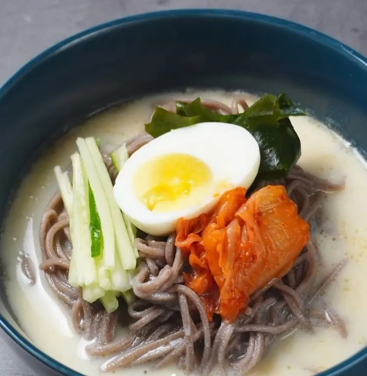 蕎麥豆漿冷麵食材：
蕎麥麵200克、海帶芽3克、小黃瓜30克、水煮蛋1顆、泡菜30克。豆漿冷麵醬汁:豆漿300毫升、水300毫升
糖2大匙、醬油1大匙、白醋3大匙、香油1大匙。IG @woodywoody315 提供
