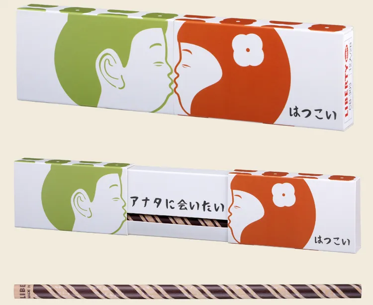 利百代初戀鉛筆，拉開筆盒，彷彿小男孩和小女孩一起享用脆笛酥餅乾 ; 關上蓋子，可愛的臉龐和小巧的嘴唇慢慢靠近一吻定情，瞬間充滿浪漫的氛圍。