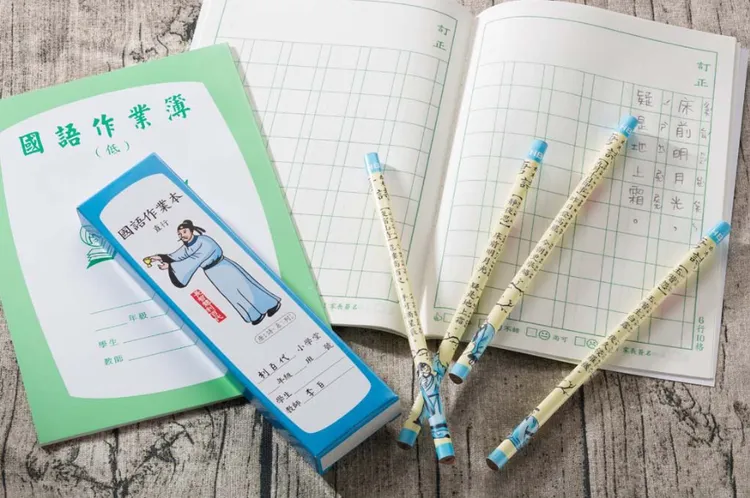 利百代唐詩鉛筆，筆身印有唐詩大家李白的12首五言絕句，配上注音讓低年級的小朋友也能輕鬆琅琅上口。