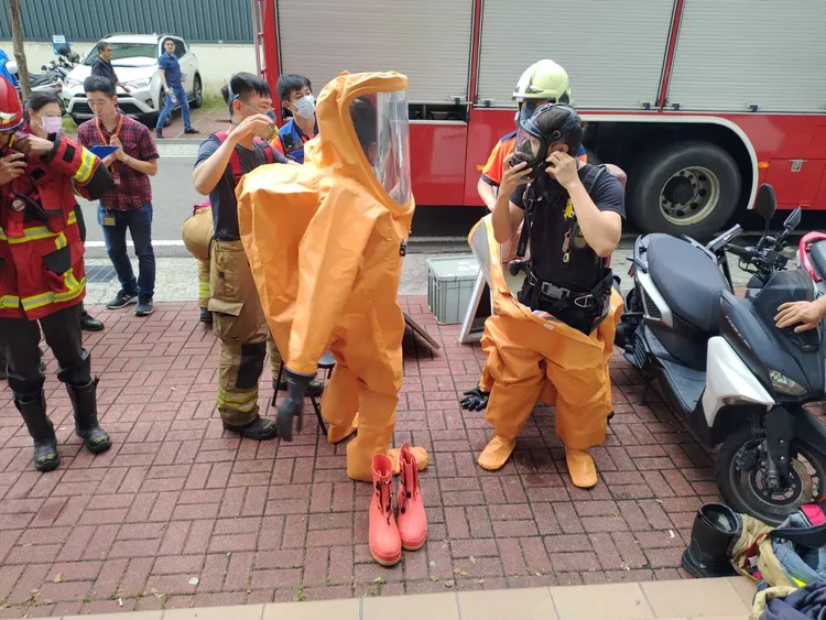 現場搶救人員須著A級防護衣、且不可出水。讀者提供