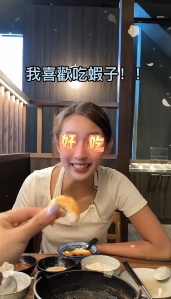 有人剝蝦當然要吃。抖音@dhdoublehan 提供