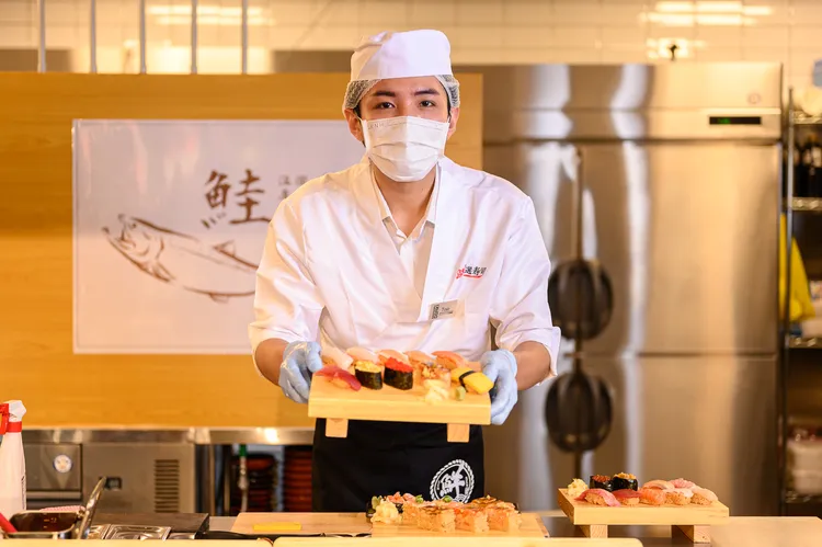 CITYLINK南港店設置7人座吧檯座位區，提供超過30項單點品項與多種套餐組合，讓吧檯座位區的消費者享受職人現點現做的壽司。DON DON DONKI提供