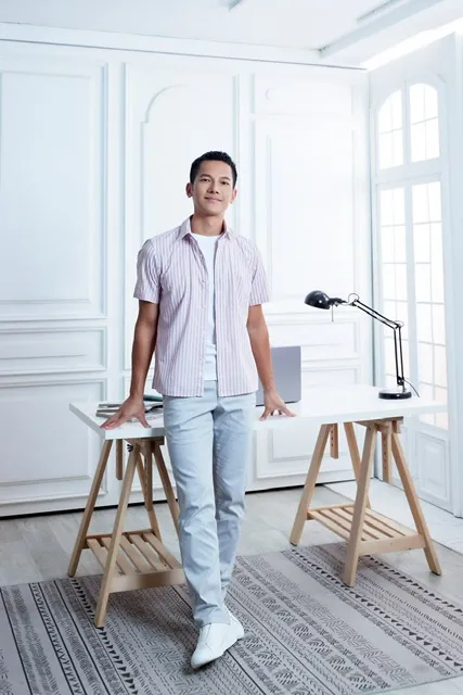 粉色條紋襯衫 NT$3,280 白色船錨T-SHIRT NT$1,980 灰色休閒長褲 NT$3,680