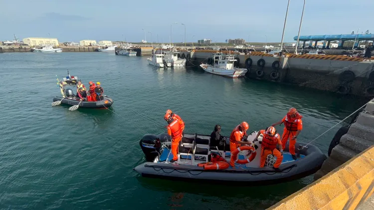 海巡人員將受困民眾救回。翻攝畫面