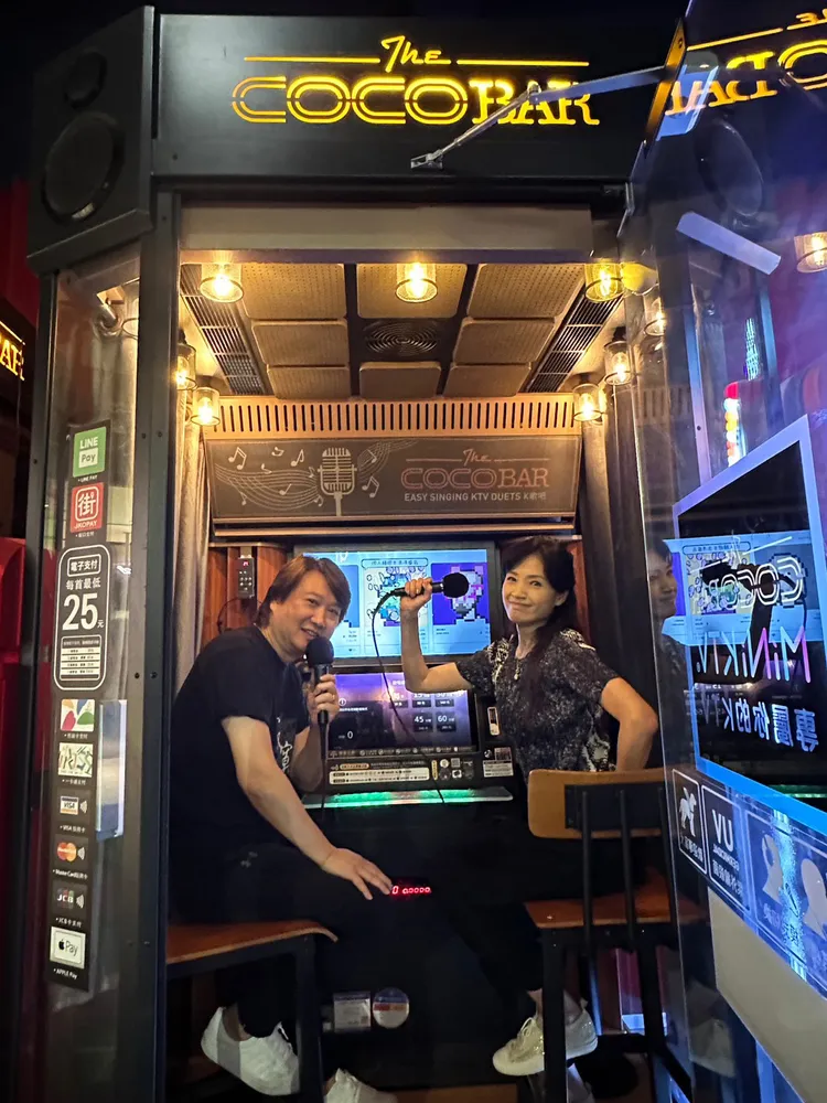 周治平（右）、方季惟合體勘場。大大娛樂