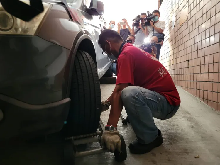 拖吊業者到場將車子拖走。江和樹提供