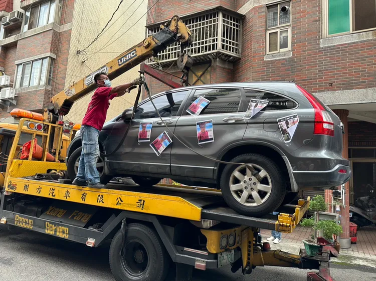 拖吊業者將車子拖走。江和樹提供