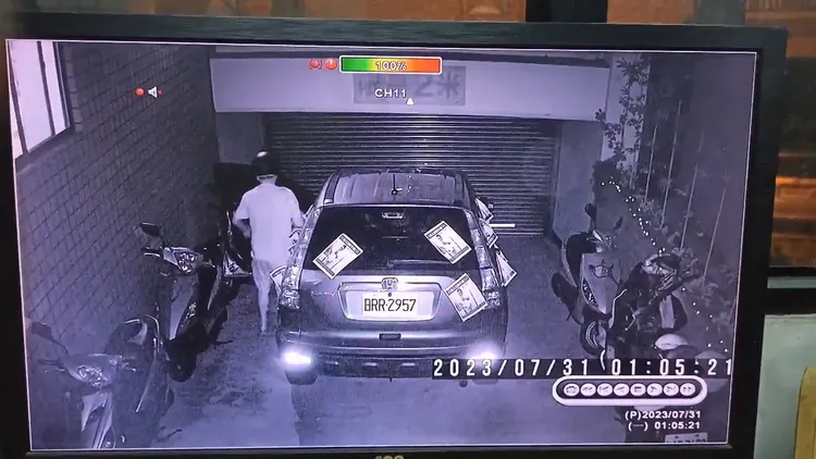 債主深夜將車子停在社區停車場出入口。民眾提供