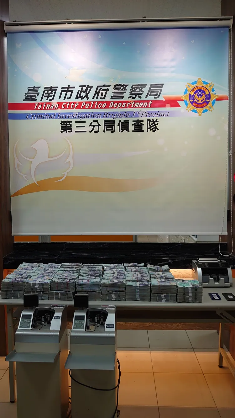 警方起出點鈔機、現金等證物。警方提供