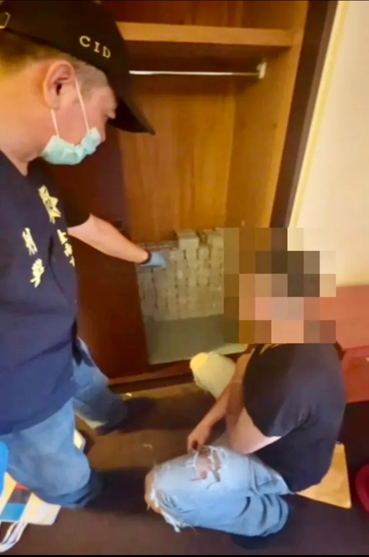 警方在衣櫃發現近百綑千元大鈔，經清點有5088萬元。讀者提供