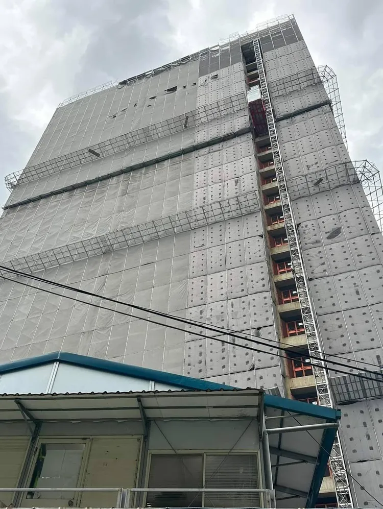 卡努颱風襲台，新莊發生鷹架倒塌事件。翻攝自網路