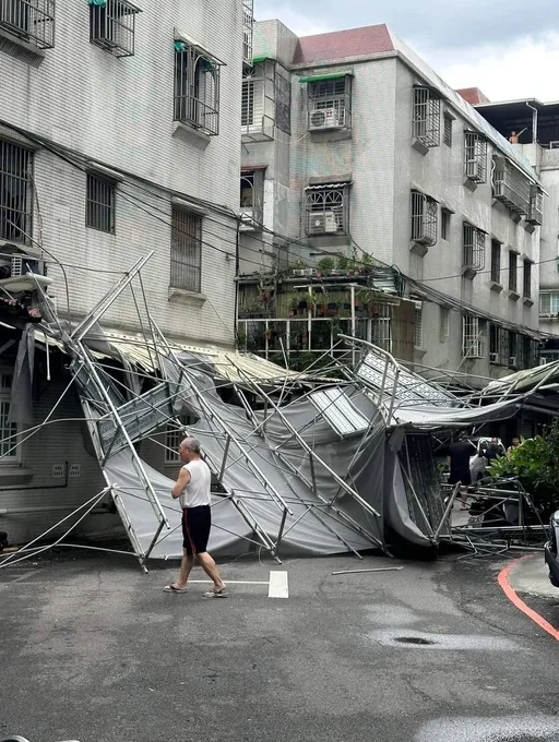 卡努發威!24樓高鷹架垮了 民宅屋簷、玻璃破掉飛砸