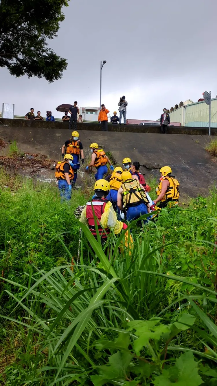 消防人員將浮屍打撈上岸。民眾提供