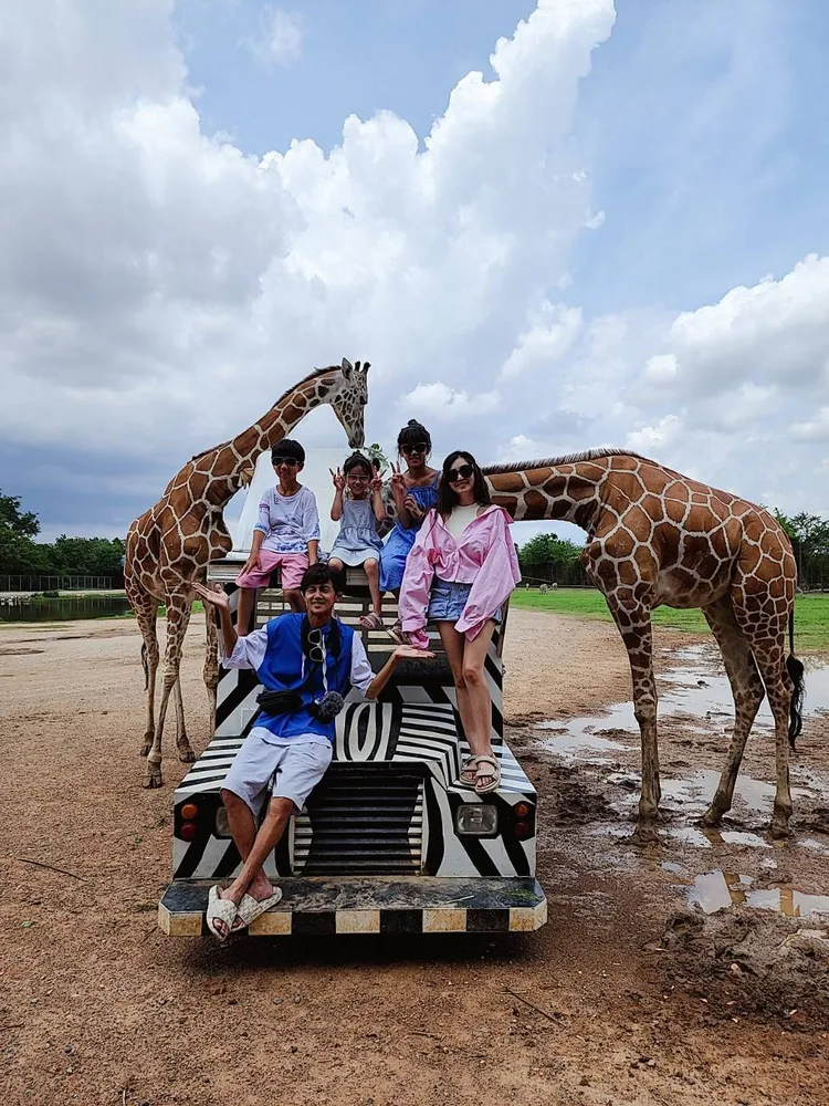 阿翔一家人赴泰旅遊，近距離接觸動物。時代創藝提供