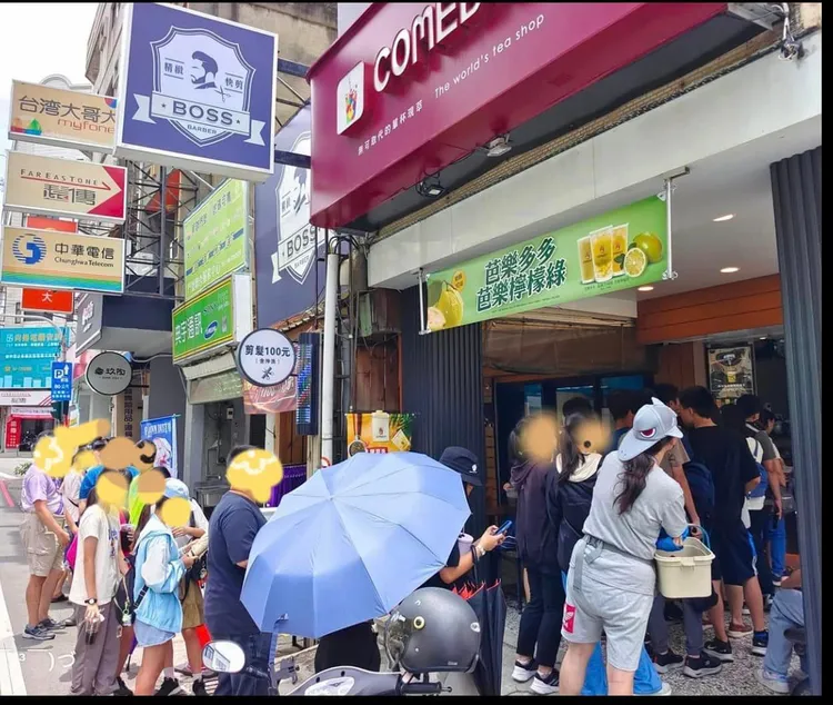 這家茶飲店整整12小時人潮不斷。翻攝臉書社團「彰化人大小事」