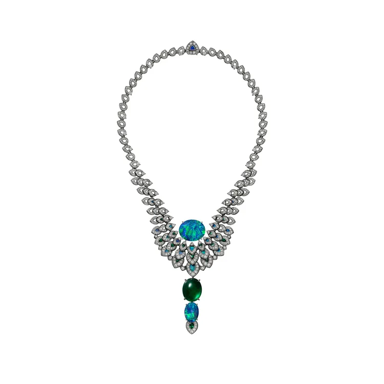 陳庭妮搭戴的Ocelle蛋白石祖母綠項鍊，主石蛋白石可轉換為胸針，約5700萬元。品牌提供