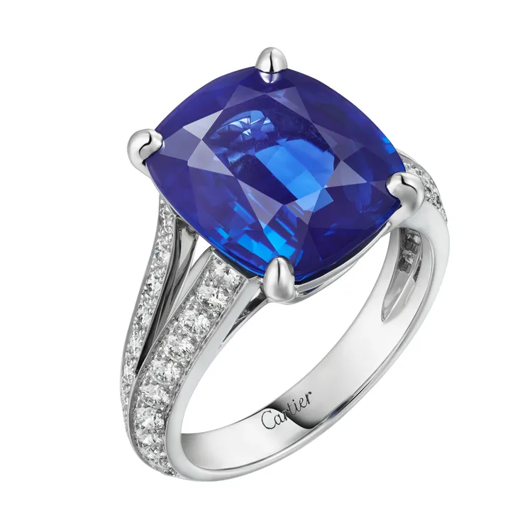 Adele藍寶石鑽石戒指，主石為8.02克拉的馬達加斯加橢圓形切割藍寶石，約940萬元。品牌提供