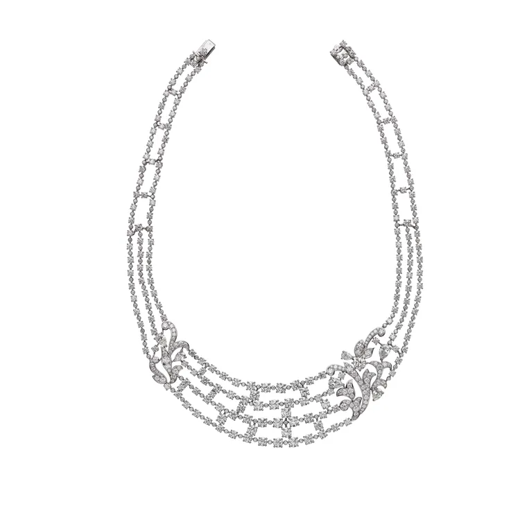 楊謹華佩戴的Edone鑽石項鍊，擁有4顆共重2.41克拉的梨形鑽石、圓形明亮式切割鑽石，約2490萬元。品牌提供