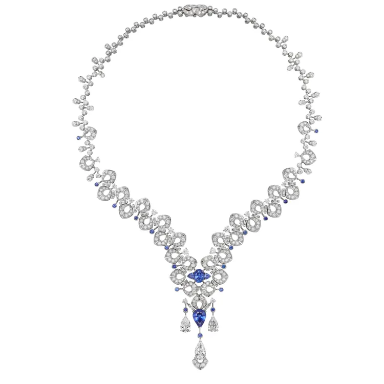 關穎佩戴的Onja藍寶石項鍊，約3300萬元。品牌提供