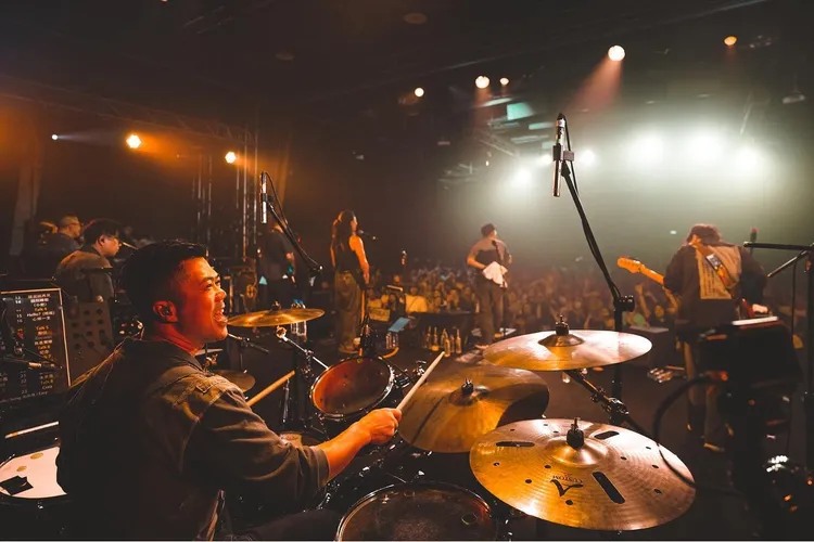 泥鯭（左）所屬RubberBand 6月曾到台北開唱。翻攝RubberBand IG