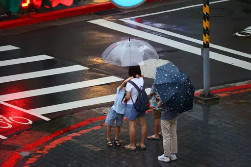 大雷雨袭4处!中南部8县市豪大雨特报 卡努甩尾仍酿10级强阵风