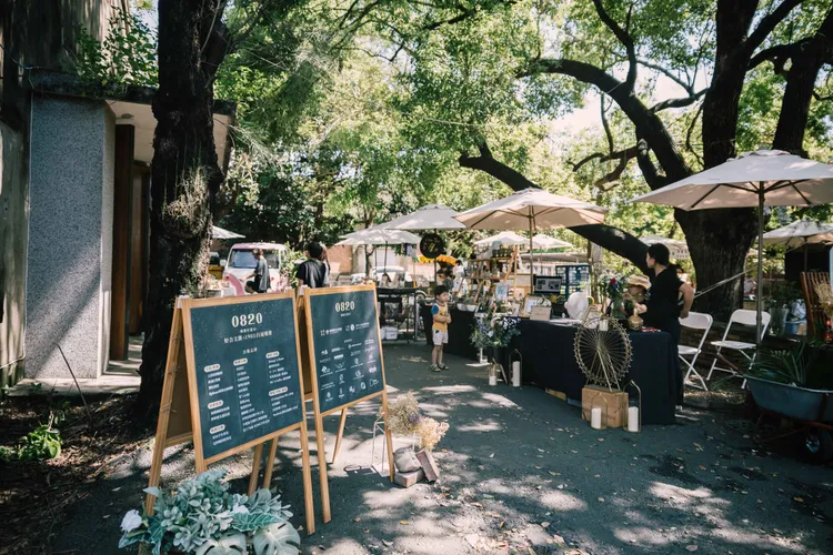 婚禮特色市集廣邀各式婚禮佈置、婚禮小物製作，及婚宴主持與餐飲等數十間廠商進駐擺攤。翻攝畫面