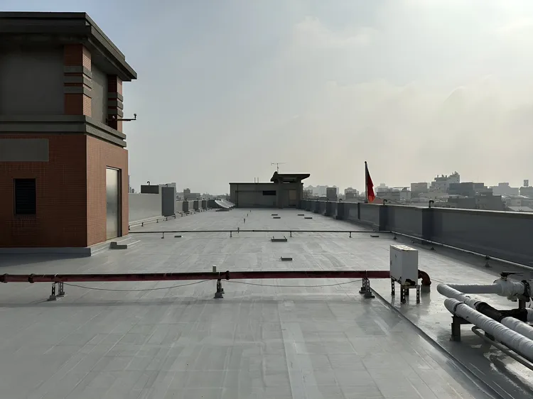 員林高中新作屋頂PU防水層及重鋪隔熱磚。國教署提供