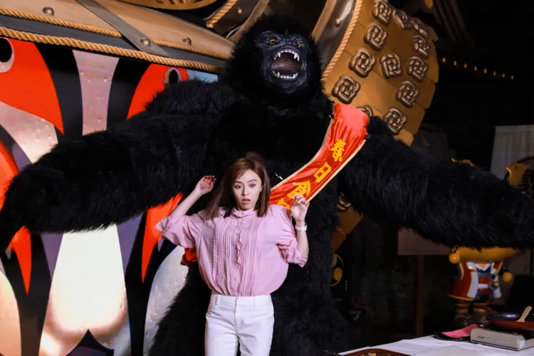 王瞳被金剛猩猩嚇到。民視提供