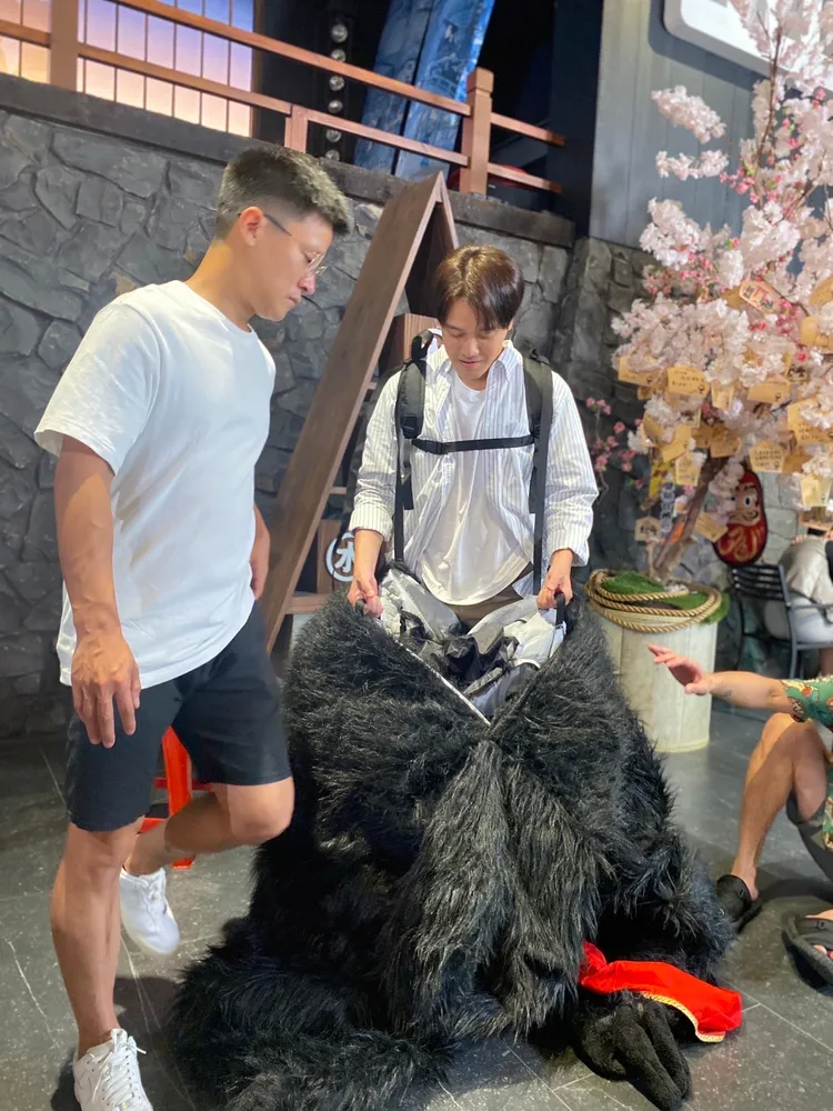 黃文星開心擔任金剛猩猩的操偶師，但發現太不容易了！民視提供