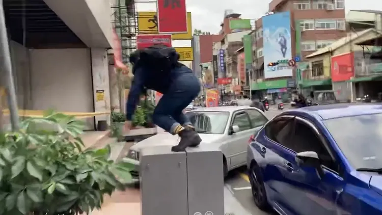 曾有網友上傳影片形容台灣街頭就是「跑酷」運動場地，走路處處是障礙。翻攝Reddit