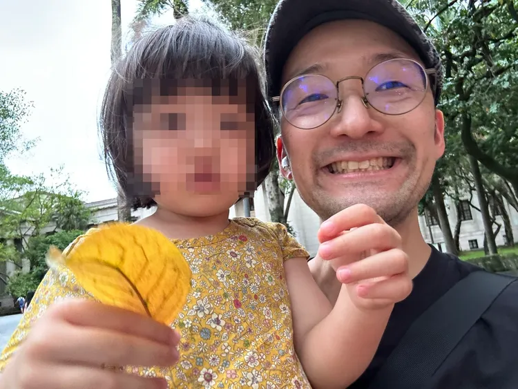 「Iku老師」沉痛發聲說台灣很多地方沒人行道，說他推小孩嬰兒車行走，都必須推到車道上，政府不顧人民安危。圖「Iku老師」與女兒開心合影，翻攝自Iku老師臉書