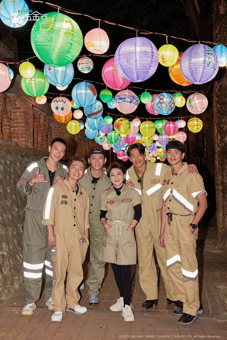 禾浩辰（右起）、AKIRA、王彩樺、温昇豪、蔡昌憲、王陽明等，力把200顆燈籠裝設完成，點亮台南安平街頭。衛視提供