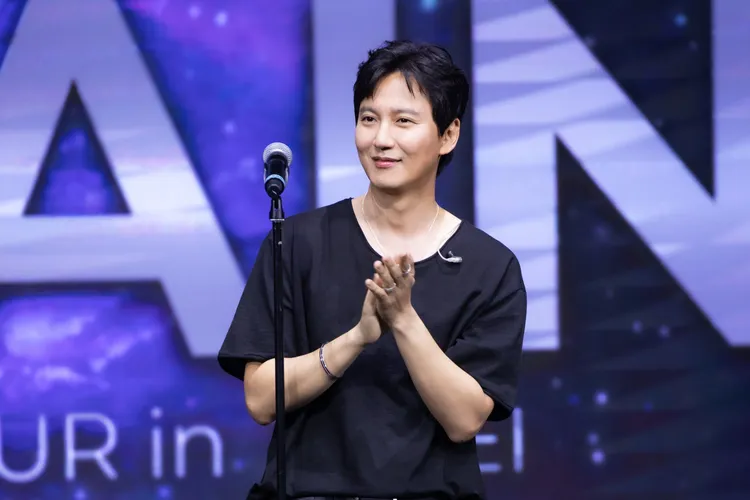 金南佶滿足粉絲要求，接受懲罰。超級圓頂提供