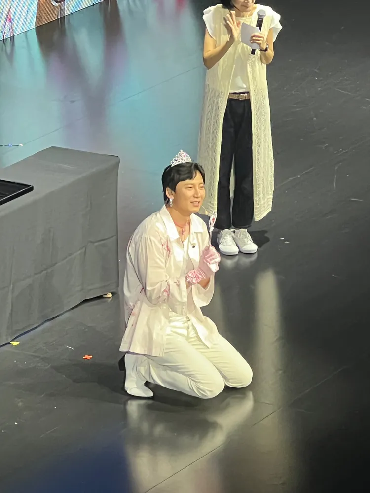 金南佶搞笑下跪，要粉絲別將公主照傳上網。讀者提供