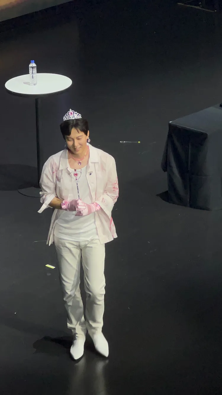 金南佶應粉絲要求變身「佶公主」。讀者提供