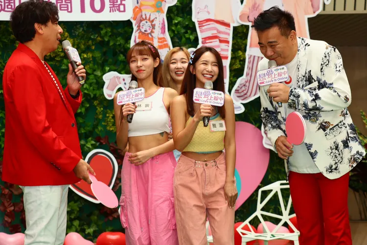 林襄(左二)今被逼問感情，梁赫群(左)、白雲(右)都跳出來救援。彭欣偉攝