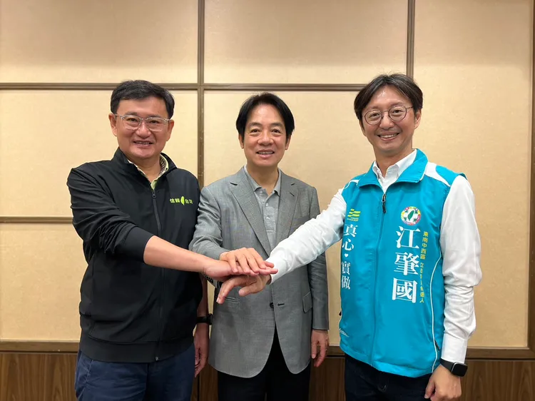 賴清德與現任立委黃國書及江肇國合體，呼籲讓「第一名的立委交棒第一名的議員」。江肇國競總提供