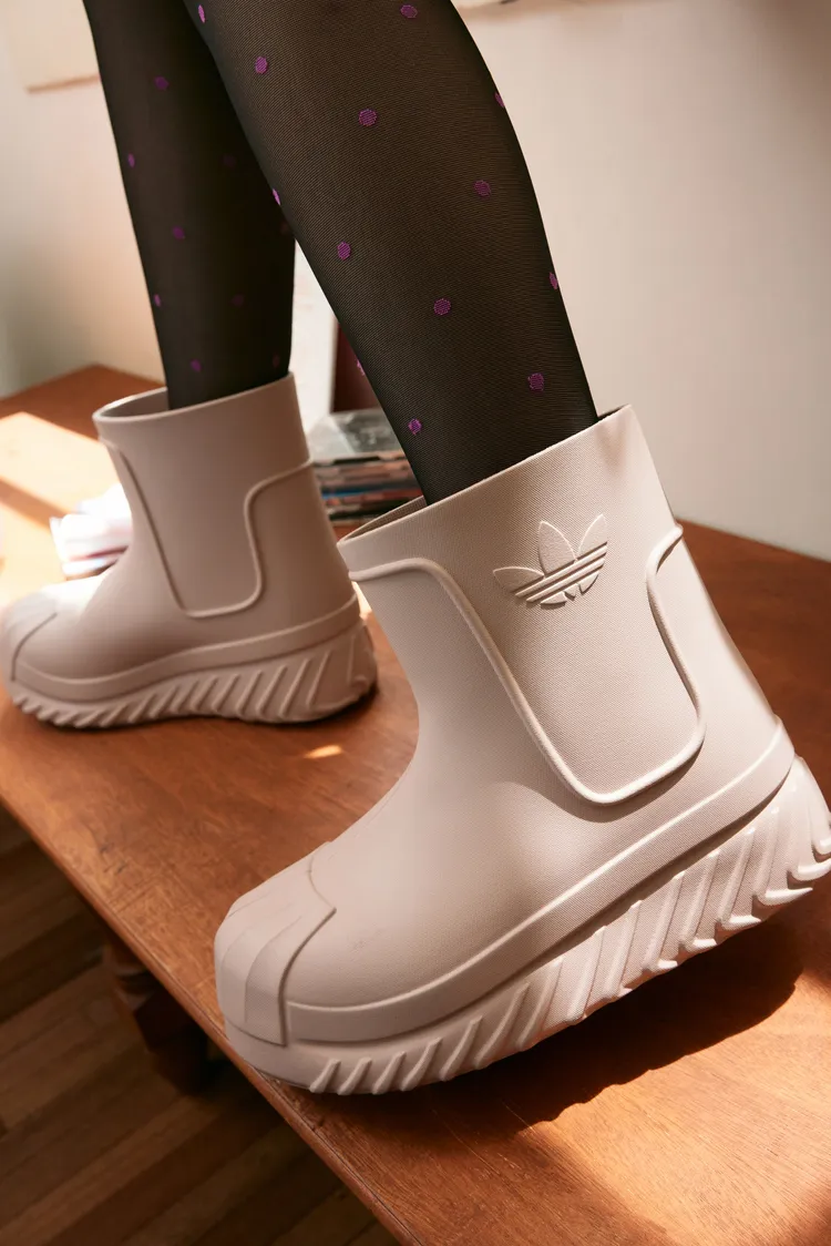 adidas Originals推出短筒雨靴鞋型。品牌提供