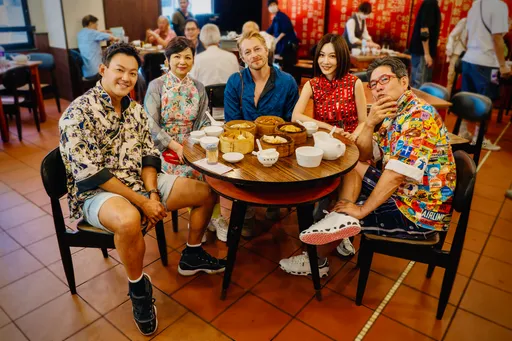 復刻《花樣年華》旗袍造型 花甲少年趣旅行偕曾莞婷香港走貓步