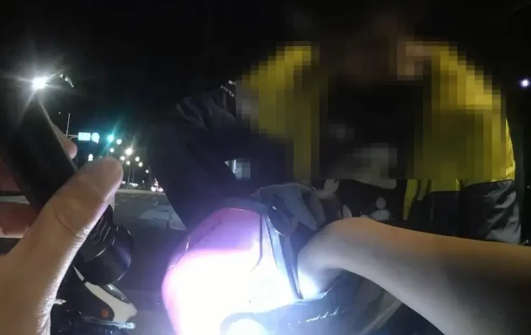 警方在他安全帽內發現毒品。翻攝畫面