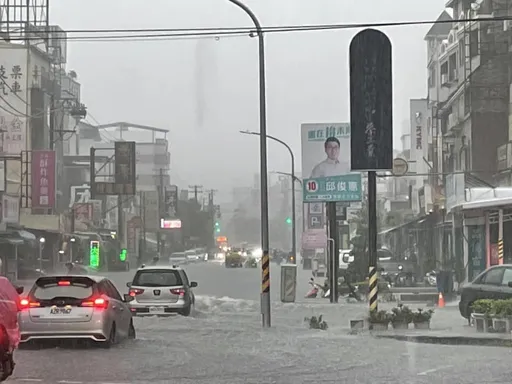 高雄暴雨淹水!陳其邁臉書湧民怨「豪雨假呢?」 市民哀:比颱風還嚴重