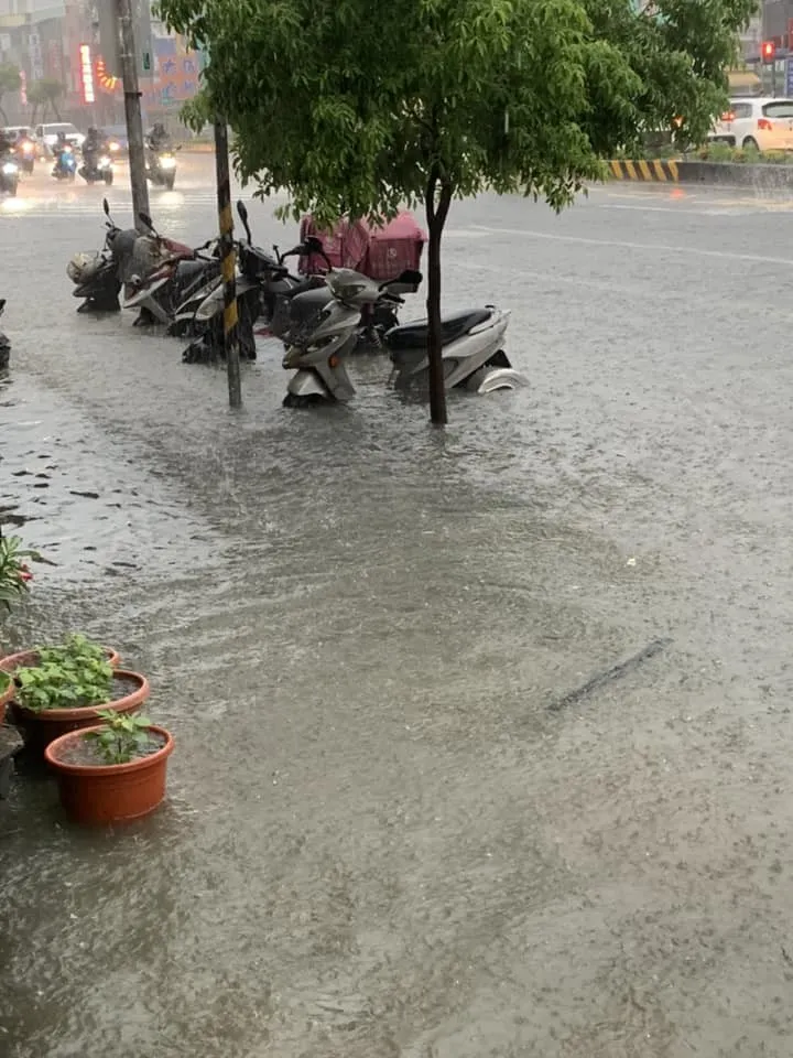 市民在陳其邁臉書貼文下，貼出淹水照。翻攝陳其邁臉書