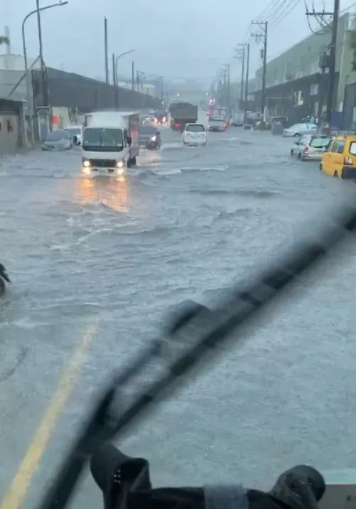 南工路積水嚴重。翻攝畫面