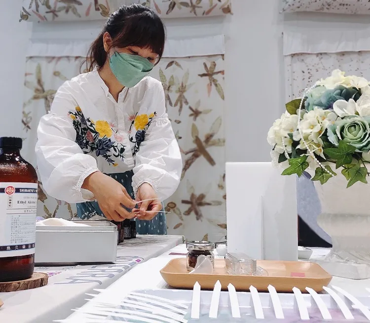 台南遠東香格里拉「訂製你的香氛婚禮講座」由藍柏閣居家香氛精品首席調香師Alice引領新人打造專屬香氛。業者提供
