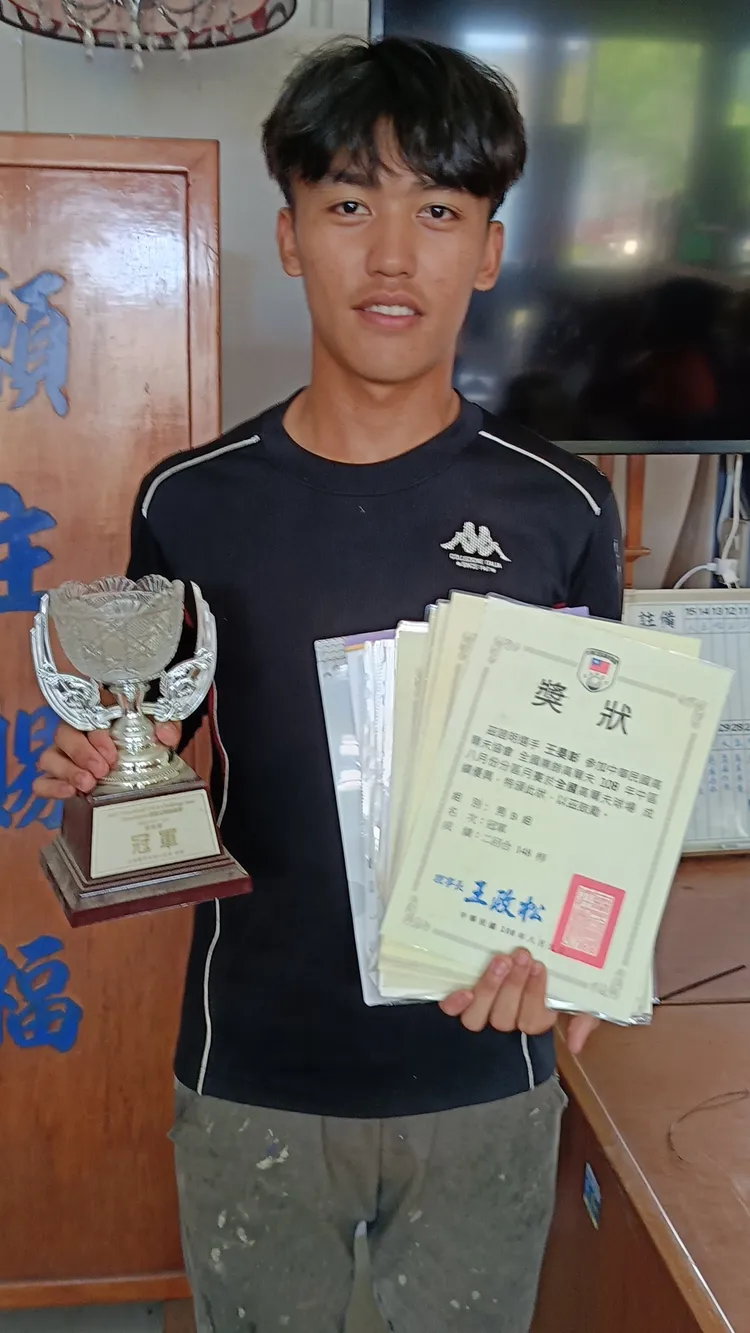 王晏彰從小四開始參賽，累積厚厚一疊高爾夫球賽得獎獎狀。芥菜種會提供