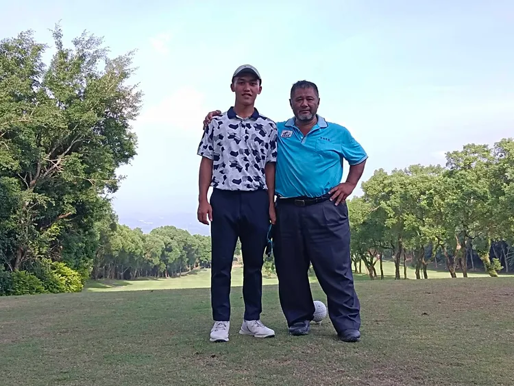 王晏彰(左)與芥菜種會以樂家園照顧者迪秧教練情同父子。芥菜種會提供