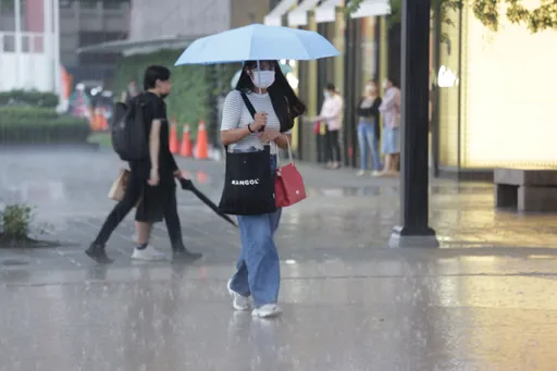 暴雨來襲！氣象局發布12縣市豪大雨特報　午後防短時強降雨