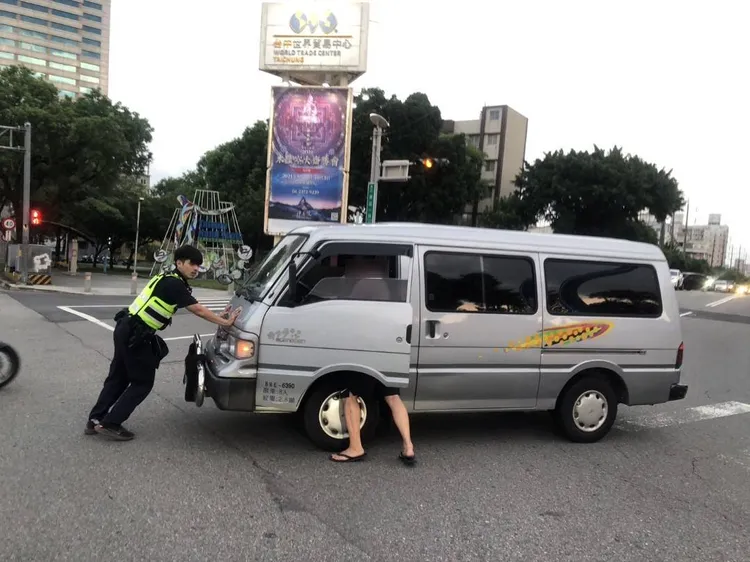 楊員協助民眾推車。民眾提供