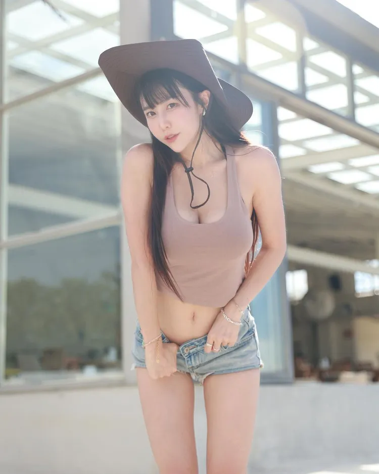 梓梓放送牛仔造型美照。取自梓梓IG